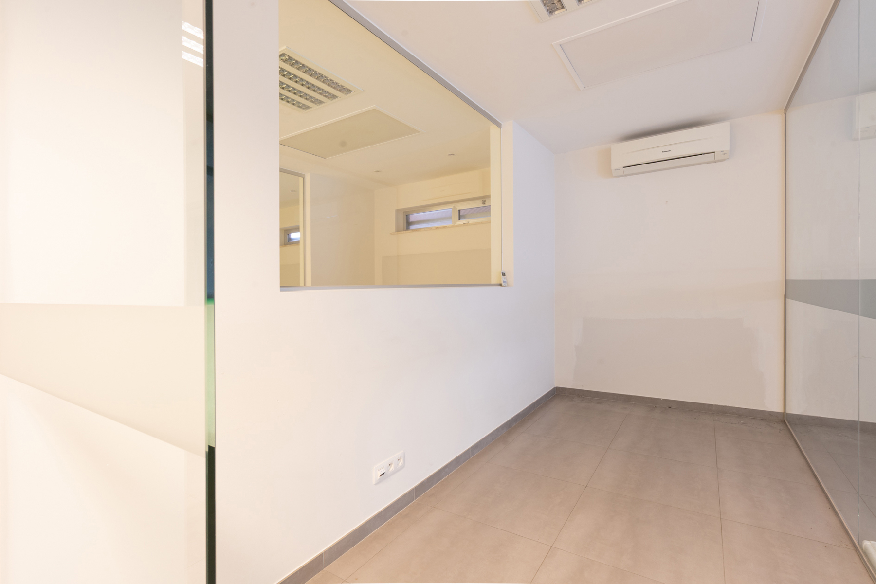 HANDELSPAND IN HET CENTRUM MET PARKEERPLAATSEN - foto 4