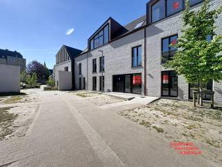 Dit nieuwbouwappartement in Residentie Weylerhof combineert het beste van beide werelden: wonen in het hart van Brugge met de rust van een autovrije straat. De residentie geniet van een unieke ligging, centraal maar toch rustig, waardoor u optimaal kan genieten van de charme van de stad zonder de drukte.<br /><br />Het appartement beschikt over een ruime slaapkamer en een stijlvolle badkamer, allen afgewerkt met hoogwaardige materialen. De prachtige, zonovergoten tuin en het aangrenzende terras biedt alle mogelijkheid om tot rust kunt komen omgeven door het groen. Bovendien is er de mogelijkheid om op korte afstand een standplaats te huren, wat het wooncomfort verder verhoogt.<br /><br />Hier ontdekt u een harmonieuze balans tussen elegantie en wooncomfort, in een omgeving die uitnodigt tot ontspannen en genieten van het stadsleven op een subtiele, rustige wijze. Residentie Weylerhof is zonder twijfel een uitzonderlijke plek om thuis te komen.<br /><br />Verkoop onder btw-stelsel<br /><br />