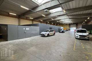 Excellent located warehouse of 1,152 m² with 144 m² office, close to the A12 and E19.<br /><br />The warehouse has a clear height of 6 m under the beams and 7.30 m under the roof (renewed), furthermore the warehouse has a sectional door (4 meters wide x 5 meters high), as well as ventilation, cooling and heating in the offices. Attached to the warehouse is a renovated office building of 144 m², possible expansion possibility. Outside there is ample parking and maneuvering space. The property is available from 31/12/2026, but an earlier lease is possible by mutual agreement.<br /><br />This property is ideal for companies looking for spacious storage and work space with easy accessibility.<br />Additional option: in addition to this unit, an identical warehouse with office space is available from 30/06/2025. <br /><br />Contact PANORAMA B2B for additional information or a no-obligation site visit <strong>0477 91 10 00</strong>.<br />