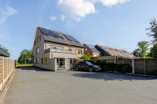 Multifunctionele site (totaal 2.621m²) bestaande uit KANTOREN met DUPLEXAPPARTEMENT van 2013, MAGAZIJN van 800 m² en perceel GROND van 583 m².<br />Aan de straatzijde werd RECENT GEBOUWD in 2015, hier vinden we op het gelijkvloers een lichtrijke kantoorruimte van 114 m² met bureau’s, koffiehoek en keuken. Ze beschikt tevens over een aparte vergaderruimte met ingerichte keuken op het eerste verdiep.<br />Voorzien van ZONNEPANELEN, airco en screens. Ideaal voor het ontvangen van klanten.<br />EPC kantoor label A.<br /><br />Boven is er een KNAP DUPLEXAPPARTEMENT (145 m²) met 2 slaapkamers en zonneterras. Stijlvol ingericht en geschilderd, momenteel verhuurd. EPC label A - 60 kWh/m² jaar.<br /><br />Het MAGAZIJN geniet 2 TOEGANGEN, ook achteraan het perceel is er UITGANG! Voorzien van 2 elektrische poorten, alsook bureel en sanitair aanwezig. Met zijn 15 m breedte en 54 m diepte zijn de mogelijkheden zeer uiteenlopend.<br />Buiten is er heel wat plaats voor opslag en/of voertuigen, en een extra LOT GROND van 583 m² aanwezig.<br /><br />Verder beschikt deze eigendom over een verharde oprit, TWEE INRITTEN, verschillende parkeerplaatsen, wat zowel voor klanten als personeel erg praktisch is. ASBESTVEILIG.<br /><br />PERFECTE BEREIKBAARHEID, nabij de expresweg & A11 met directe ontsluiting naar Brugge/ Zeebrugge. UITSTEKEND GELEGEN voor ondernemers die wonen en werken willen combineren. Want met Sint-Pietersplas aan de overkant en alle winkels van het B-park in de buurt, is ook WONEN hier AANGENAAM!<br /><br />Is het nog niet helemaal duidelijk hoe INTERESSANT deze site wel degelijk is? CONTACTEER ONS dan voor informatie of een bezichtiging ter plaatse!