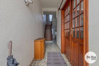 EERSTE BEZOEKDAG ZATERDAG 24/10 VAN 10U TOT 14U (enkel op afspraak)<br /><br />BAMBRUGGE - Veelzijdige eigendom met een uitzonderlijk potentieel voor eigen bewoning, verhuur of investering.<br /><br />Bent u op zoek naar een ruime eigendom met meerdere woonmogelijkheden? Dan is deze woning in Erpe-Mere zeker het ontdekken waard. <br />De woning bevindt zich op een gunstige locatie, met een vlotte bereikbaarheid van de E40 en diverse belangrijke invalswegen. Hierdoor zijn onder meer Aalst, Brussel en andere omliggende gemeenten gemakkelijk bereikbaar.<br /><br />Het pand is ingedeeld in drie afzonderlijke woonentiteiten: een studio, een appartement en een volwaardig woonhuis. Hierdoor biedt deze eigendom tal van mogelijkheden voor zowel de particuliere koper als de investeerder. Momenteel is de studio en de woning verhuurd. <br />Er is een volwaardige woning met aangename leefruimtes, ideaal als eengezinswoning. <br />Het appartement is een afzonderlijk woongelegenheid die uitstekend geschikt is voor verhuur, bewoning door een familielid of extra woonruimte. <br />En dan is er een zelfstandige studio, ideaal als verhuureenheid of woongelegenheid voor 1 persoon. <br />Een gemeenschappelijke garage zorgt voor praktische bergruimte en parkeermogelijkheid. Tevens is er ook een mooie tuin aanwezig. <br /><br />De combinatie van drie woonentiteiten, een ruime tuin en een garage maakt deze eigendom bijzonder veelzijdig.<br />Mogelijkheden zijn onder meer: interessante investering met meerdere potentiële huurinkomsten, eigen bewoning combineren met verhuur, geschikt voor meerdere generaties, ideaal voor cohousing of kangoeroewonen, interessant als meergezinswoning, mogelijkheid om de verschillende entiteiten afzonderlijk te benutten.<br />Momenteel zijn de studio en de woning verhuurd. <br /><br />Kortom: Een ruime en veelzijdige eigendom met een interessante ligging en tal van mogelijkheden. Zeker een bezoek waard! <br />info of bezoek 053/60.65.60<br /><br />De vermelde prijs is een richtprijs. Na ontvangst van de biedingen zal de verkoper beslissen of hij/zij de eigendom verkoopt aan het beste bod. De richtprijs is aldus niet bindend voor de verkoper. Voor meer info kunt u ons contacteren of het reglement raadplegen op onze website.<br /><br />EPC appartement certificaatnummer 20210706-0002438318-RES-1 - 576 kWh / (m² jaar) - label F <br />EPC studio certificaatnummer 20260929-003965286-RES-1 - 798 kWh / (m² jaar) - label F