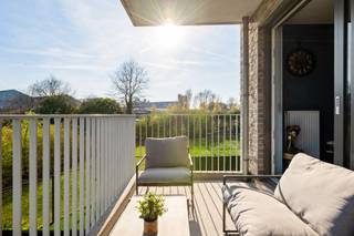 Dit energiezuinige appartement is gelegen in een verzorgde residentie, bereikbaar via een private straat en omgeven door groen en...