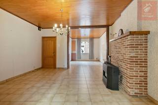 Bent u op zoek naar een woning met ruimte en een uitstekende ligging? Dan is deze ruime gezinswoning in Aalst absoluut een bezoek waard.<br /><br />Met een bewoonbare oppervlakte van maar liefst 162 m² biedt deze woning alle ruimte die een gezin nodig heeft. De woning beschikt over vier volwaardige slaapkamers, een lichtrijke leefruimte en een open keuken die naadloos aansluit op het woongedeelte. Dankzij deze open indeling geniet u van een aangename woonbeleving en veranda met een optimaal contact met de tuin.<br /><br />Achteraan bevindt zich een grote, zonnige tuin, de ideale plek voor spelende kinderen, gezellige familiemomenten of gewoon om in alle rust van het buitenleven te genieten.<br /><br />Samengevat:<br />✔ Bewoonbare oppervlakte van 162 m²<br />✔ 4 slaapkamers<br />✔ Ruime leefruimte<br />✔ Open keuken<br />✔ Grote tuin<br />✔ Ideaal voor gezinnen<br />✔ Vlot bereikbare ligging in Aalst<br />✔ Woning met veel potentieel<br /><br />Een ideale gezinswoning op een gegeerde locatie waar ruimte en wooncomfort centraal staan.