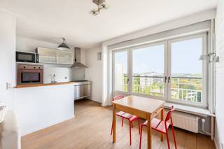 <span>Quares - TREVI Groep presenteert :<br /><br />Indeling</span>:<br />
<p>Op de 12de verdieping van een residentie met 15 verdiepingen bevindt zich deze praktisch ingedeelde studio-appartement van circa 41 m², gelegen in de residentiële en groene wijk Pulhof in Berchem. De studio combineert een compacte woonindeling met een aangenaam open uitzicht en een aansluitend terras.</p>
<p>De studio omvat een inkomhal, een open keuken met aansluitende leefruimte, een slaapgedeelte en een afzonderlijke badkamer. De leefruimte staat rechtstreeks in verbinding met het terras en geniet dankzij de ligging op de 12de verdieping van een mooi en open uitzicht.</p>
<p>Het slaapgedeelte bevindt zich aansluitend bij de leefruimte en is momenteel niet volledig afgescheiden. Dit kan desgewenst eenvoudig verder worden ingericht, bijvoorbeeld met een schuifdeur, zodat een meer afgescheiden slaapzone ontstaat. Het slaapgedeelte beschikt over een raam en een praktische inbouwkast.</p>
<p>De open keuken is geïntegreerd in de leefruimte en biedt de mogelijkheid om naar eigen smaak te worden gemoderniseerd. Ook de afzonderlijke badkamer, uitgerust met een douche in bad en toilet, kan een opfrissing gebruiken.</p>
<p>De studio beschikt over EPC-label B en is asbestveilig.</p>
<p>De maandelijkse gemeenschappelijke kosten bedragen circa € 210, waarvan ongeveer € 30 voor het reservekapitaal en € 180 voor het werkkapitaal. In deze kosten zijn onder meer water en gas inbegrepen; het privatieve verbruik wordt via de mede-eigendom verrekend.</p>
<p><span>Omgeving</span>:</p>
<p>De studio bevindt zich in de residentiële wijk Pulhof, een rustige en groene omgeving met een vlotte bereikbaarheid. In de nabije omgeving vindt u winkels, handelszaken, scholen, parken en sportfaciliteiten. Ook het openbaar vervoer en de belangrijkste invalswegen zijn gemakkelijk bereikbaar. Hierdoor zijn zowel het centrum van Antwerpen als de omliggende gemeenten vlot toegankelijk.</p>
<p>De groene omgeving vormt een bijkomende troef, met onder meer Park Den Brandt en Middelheim op korte afstand.<br /><br />Stedenbouwkundige inlichtingen en bodemattest in aanvraag.<br /><br /></p>