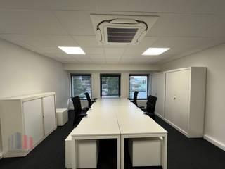 Superbe espace de bureau professionnel de 50 m² à louer le long de l'Antwerpse Steenweg, à seulement 2 minutes en voiture de la bretelle d'accès R4 Lochristi/Oostakker. L'emplacement est idéal dans un quartier dynamique avec de nombreux magasins, restaurants et autres facilités.<br /><br />Les espaces de bureaux sont situés dans le prestigieux « Idola Business Centre », un centre d'affaires qui excelle en termes de qualité et d'équipements modernes. Ce centre d'affaires offre tout ce dont une entreprise professionnelle a besoin pour travailler efficacement, notamment une réception gratuite avec accueil téléphonique, l'utilisation de salles de réunion entièrement équipées, des postes de travail flexibles, une cuisine commune et même une salle de sport pour se détendre pendant la journée de travail.<br />Le loyer comprend non seulement l'espace de bureau proprement dit, mais aussi les frais annexes tels que l'électricité, l'Internet à haut débit et l'impôt foncier.<br />Un grand parking gratuit se trouve également devant le bâtiment, ce qui est très pratique pour les employés et les visiteurs. Les personnes à la recherche d'espaces plus grands ou plus petits sont également satisfaites, car les bureaux sont disponibles pour des équipes de 2 à 40 personnes.<br /><br />N'hésitez donc pas à contacter PANORAMA B2B GENT KANTOREN pour plus d'informations ou pour une visite sans engagement au 09 225 09 02.<br />