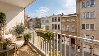 <p>Appartement gelegen in Residentie Beethove met mooi <strong>zuid terras</strong> en parkeergelegenheid.<br /><br />Centraal gelegen nabij de directe tramverbindingen naar alle wijken van de stad en de uitvalswegen. <br /><br />Indeling: Inkomhal met gastentoilet en handenwasser. Vanuit de hal toegang tot een uiterst <strong>zonnige leefruimte</strong> voorzien van natuurtegels. Toegang tot een zuid gericht terras. Geïnstalleerde keuken met aansluitend een berging met aansluitingen voor was- en droogautomaat.</p>
<p><strong>2 slaapkamers</strong> en een badkamer voorzien van een ligbad combinatie douche en een dubbele wastafel.</p>
<p>Kelderberging (nr 3) inbegrepen. Ruime <strong>fietsenberging</strong> en <strong>gemeenschappelijke tuin</strong></p>
<p><strong>Autostaanplaats</strong> (nr 35) verplicht bij te huren aan 125 €/maand</p>
<p><strong><span></span></strong></p>