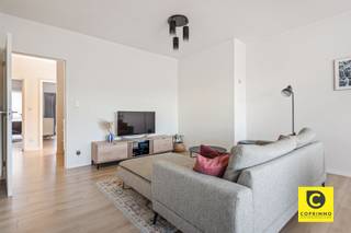 <p><span>Welkom in dit prachtige, moderne en functionele appartement in het vriendelijke Aartselaar!</span></p><p><span>Dit instapklare appartement van 90 m² (volgens EPC) combineert comfort, stijl en praktische leefruimte. Gelegen in een kleinschalig gebouw zonder lift, bevindt het appartement zich op wandelafstand van het dorpscentrum, met winkels, scholen en openbaar vervoer binnen handbereik.</span></p><p><span>Indeling:</span><span><br />De open woonkamer en eetruimte vormen samen een gezellige en ruime leefzone, ideaal om samen te komen met familie en vrienden. Grote schuifdeuren geven toegang tot het balkon met een ruim uitzicht op het groen.</span></p><p><span>De moderne, gesloten keuken is volledig uitgerust met kwalitatieve inbouwapparatuur en afgewerkt met een stijlvolle grijze tegelachterwand en warme houten accenten. Ruime werkbladen bieden voldoende plaats voor al uw culinaire activiteiten.</span></p><p><span>Het appartement beschikt over drie slaapkamers: twee ruime kamers met grote ramen voor veel natuurlijk licht, en een iets compactere kamer, perfect als bureau, babykamer of dressing.</span></p><p><span>De badkamer is praktisch en modern ingericht, met donkere tegels, een inloopdouche en een modern wastafelmeubel. Extra gemak biedt de ingebouwde wasmachine en droger. Het toilet is apart gelegen.</span></p><p><span>Extra troeven van dit appartement:</span></p><ul><li><span>Instapklaar en goed onderhouden </span></li><li><span>Veel natuurlijke lichtinval </span></li><li><span>Doorlopend appartement met slimme indeling </span></li><li><span>Drie slaapkamers </span></li><li><span>Kleinschalig gebouw voor maximale rust </span></li><li><span>Elektriciteit conform </span></li><li><span>Wandel afstand van het dorp van Aartselaar </span></li><li><span>Rustige buurt</span></li></ul><p><span>Met zijn lichte, moderne design, kwalitatieve afwerking en uitstekende ligging in Aartselaar, biedt dit appartement een ideale combinatie van comfort, stijl en praktische levenskwaliteit.</span></p>