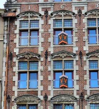 MAANDAG 29/6 BEZOEKDAG OP AFSPRAAK - 0488.85.81.84 STEL UW KANDIDATUUR VIA KANDIDATUURFICHE via de link https://www.agencedeville.be/nl/pand/korenmarkt-30301-9000-gent (doormailen naar nancy@agencedeville.be). VRIJ RECENT GERENOVEERD APPARTEMENT IN 2020 MET 1 SLAAPKAMER EN TERRAS, in het centrum van de Stad Gent. Gelegen op de 3de verdieping met lift. Via de inkomhal komen we in de ruime leefruimte van 36m². Veel lichtinval. Aansluitend is er de ingerichte open keuken met ker. kookplaat, dampkap, oven, koelkast met vriesvak en vaatwasmachine. Wasruimte 4m². Er is een nachthal, badkamer 5m² met dubbel lavabomeubel en inloopdouche. Er is 1 slaapkamer 12m². Apart toilet. Super isolerende beglazing. Centrale verwarming op aardgas met hoge rendementsketel Viesmann. Ventilatiesysteem. Zeer energiezuinig appartement. (Energielabel A). Kosten 60€/maand. Een echte aanrader! Gelegen in het centrum van Gent.