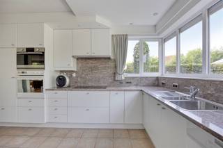 Renovated villa in the greenery of Neerijse (Huldenberg).In the quiet village street, this detached villa invites comfortable living surrounded by...