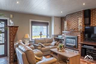 Rustig gelegen tussen Sint-Kruis-Winkel en Wachtebeke, in de Winkelwarande, bevindt zich deze halfopen woning met veranda, aparte garage en een aangename tuin met vrij zicht op het omliggende groen. De woning beschikt op het gelijkvloers over een gezellige living en eetkamer met cassettehaard, een lichtrijke keuken en een vernieuwde badkamer. Aansluitend is er een aparte berging met plaats voor de wasmachine en extra voorraadruimte. De veranda vormt een aangename overgang naar de tuin en biedt bijkomende leefruimte met zicht naar buiten. Op de verdieping bevinden zich twee slaapkamers. Naast de afzonderlijke garage is er in de tuin ook een praktische, stenen tuinberging, ideaal voor het opbergen van fietsen, tuingereedschap en ander materiaal. De ruime tuin en het open uitzicht op de natuur zorgen voor een rustige en groene woonomgeving. Een interessante woning voor wie op zoek is naar een huis met twee slaapkamers, praktische bijgebouwen en een mooie buitenruimte, op een rustige locatie met vlotte verbinding richting Sint-Kruis-Winkel en Wachtebeke. Inschrijven via mail naar tommy@immo-home.be, geen telefonische inschrijvingen! Volg ons op Fb en Insta. Voor meer info: www.immo-home.be. GRATIS SCHATTING & GRATIS FINANCIEEL ADVIES