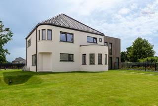 <strong>Dit karaktervolle gebouw werd volledig vernieuwd en omvat slechts twee exclusieve appartementen. Dankzij de ruime indeling, een private inkom en een uitzonderlijk grote privatieve tuin geniet u hier van het comfort en de privacy van een volwaardige gezinswoning.</strong><br /><br />Via de aparte inkom betreedt u dit ruime en lichtrijke gelijkvloerse appartement. De aangename leefruimte vormt het hart van de woning en staat in directe verbinding met het terras en de prachtig aangelegde tuin. Deze combinatie van ruimte, licht en buitenleven zorgt voor een bijzonder aangename woonervaring.<br />Aansluitend bevindt zich de volledig uitgeruste keuken, stijlvol afgewerkt met een natuurstenen werkblad en voorzien van moderne toestellen. De praktische indeling maakt van deze ruimte een ideale plek om dagelijks te koken en gezellig samen te genieten.<br /><br />Het appartement beschikt over drie volwaardige slaapkamers, waardoor er tal van mogelijkheden zijn voor een gezin, thuiswerk of een hobbyruimte. Verder zijn er een gastentoilet, een praktische berging en een stijlvolle badkamer aanwezig, uitgerust met een inloopdouche, dubbele wastafel en toilet.<br /><br />De absolute meerwaarde van deze woning is de prachtig aangelegde privatieve tuin van ca. 200 m². Deze ruime buitenruimte biedt volop mogelijkheden om te ontspannen, te genieten van zonnige dagen of gezellig samen te komen met familie en vrienden. De tuin is volledig omheind en voorzien van haagbeplanting, wat zorgt voor een aangename privacy en rust. Daarnaast beschikt het appartement over een ruime tuinberging en parkeergelegenheid voor twee wagens.<br /><br />Ook op vlak van energieprestaties scoort deze woning uitstekend. Dankzij de zonnepanelen, warmtepomp, vloerverwarming en het ventilatiesysteem geniet u van een bijzonder energiezuinige woning met een hoog wooncomfort. De slaapkamers zijn bovendien uitgerust met individuele airconditioningstoestellen die zowel kunnen koelen als verwarmen, waardoor elke ruimte het hele jaar door aangenaam blijft.<br /><br /><strong>Troeven op een rij:</strong><br />• Ruim gelijkvloers appartement met het gevoel van een volwaardige woning<br />• Grote privatieve tuin van ca. 200 m² met terras en tuinberging<br />• Volledig omheinde tuin met optimale privacy<br />• 3 ruime slaapkamers<br />• Energiezuinig dankzij zonnepanelen, warmtepomp en vloerverwarming<br />• Volledig afgewerkt en instapklaar<br />• Parkeergelegenheid voor 2 wagens<br />• Verkoop onder registratierechten<br /><br /><strong>Bent u op zoek naar een ruime, energiezuinige woning met een uitzonderlijke buitenruimte en alle comfort van hedendaags wonen? Dan is dit unieke appartement absoluut een bezoek waard.</strong><br />Neem snel contact met ons op voor meer informatie of een bezoek ter plaatse:<br />info@sublimmo.be of 014 84 83 69.