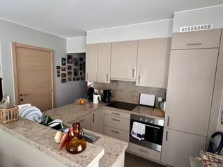 <p><span>Gelijkvloers appartement met ruime living met toegang tot het terras en open, ingerichte keuken met afwasbak, vitrokeramische kookplaat, dampkap, oven, koelkast, vaatwas en kasten; berging; nachthal; afzonderlijke WC; badkamer met ligbad, WC en dubbele lavabo; 3 slaapkamers; douchekamer met douche en lavabo;</span></p><p><span>Terras zijkant en achteraan (± 38m²);</span></p><p><span>Ondergrondse autostaanplaats P11;</span></p><p><span> </span></p><p><span>Nutsvoorzieningen: water, elektriciteit (dubbel tarief), centrale verwarming op gas, super isolerend glas</span></p>