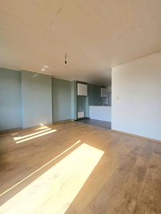 <p><span>KERKHOFSTRAAT 23 / 3 2850 BOOM</span></p><p><span>Compact appartement nabij het centrum!</span></p><p><span> </span></p><p><span>Dit compacte appartement ligt in het handelscentrum van Boom.</span></p><p><span>Op wandelafstand kan je zowel inkopen doen (supermarkt en diverse handelszaken), als ontspannen (De Schorre, Rupeldijk).</span></p><p><span>In het centrum vinden we ook verschillende scholen voor alle leeftijden.</span></p><p><span>Parkeren doen we op de openbare parking net om de hoek.</span></p><p><span> </span></p><p><span>Het appartement is gelegen op de 3de verdieping (geen lift).</span></p><p><span>De indeling is als volgt: een inkomhal, leefruimte met open keuken, een apart toilet met aansluiting wasmachine, een slaapkamer met doucheruimte.</span></p><p><span> </span></p><p><span>De </span><span>elektriciteit </span><span>is </span><span>conform </span><span>tot 2051!</span></p><p><span>Het appartement is </span><span>Asbestveilig</span><span>!</span></p><p><span>De </span><span>verwarmingsketel </span><span>is van 2020!</span></p><p><span> </span></p><p><span>Neemt u graag een kijkje of wenst u meer info: 03 888 44 01 of <span>info@immodillen.be</span></span></p><p><span> </span></p>
