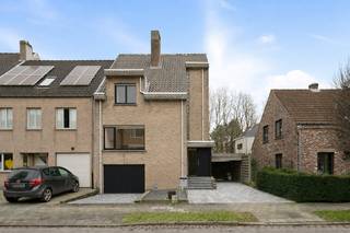 Op nauwelijks acht minuten fietsen van de Grote Markt in Brugge vind je dit super leuke pand in een rustige en interessante omgeving. Vanaf...