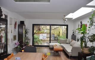 <p><span>Rijwoning met 3 à 4 slaapkamers, koer en dakterras op de grens Borgerhout - Zurenborg.</span></p><p><span>Je bent op wandel- en fietsafstand van het Centraal Station, Zurenborg en het stadscentrum liggen een zucht verder.</span></p><p><span>Openbaar vervoer op enkele honderden meter, met de auto in een wip op singel en ring.</span></p><p><span>INDELING:</span></p><p><span>We komen deze woning binnen in de inkomhal met apart toilet. Naadloos komen we in de open, ruime en geïnstalleerde keuken. De leefruimte en salon met houten vloer, vervolledigen deze ruimte die nog groter lijkt door de grote schuifdeur die ons op de betegelde koer (30m²) brengt.</span></p><p><span>Vooraan de gelijkvloerse verdieping is er een aparte kamer, ideaal als bureau of speelkamer. Op de eerste verdieping hebben we vooraan een ruime slaapkamer. De dressing sluit hierop aan en via de wasplaats komen we in de betegelde badkamer met toilet, lavabo, ligbad én inloopdouche. De tweede zolderverdieping is momenteel één open ruimte, makkelijk in te delen in twee kamers indien nodig. Voorzien van een ingemaakte kast met lavabo en verwarmingsketel. Achteraan is er nog een extra terras.</span></p><p><span>De voorbouw is onderkelderd.</span></p><p><span>KWALITEITEN:</span></p><p><span>> prima ligging</span></p><p><span>> instapklaar, verbouwd in 2007</span></p><p><span>> koer en dakterras</span></p><p><span>Voor meer informatie: <span>www.immodelaet.be</span></span><span> </span></p><p><span>Interesse in GRATIS SCHATTING van uw eigendom? Contacteer ons! 03/644.00.88 – <span>info@immodelaet.be</span></span><span> </span></p><p><span> </span></p>