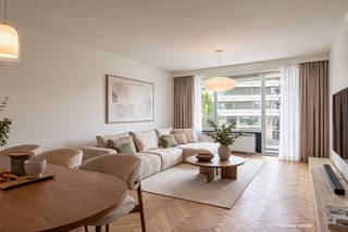 Voor meer info en foto’s, surf naar www.swevers.be – Aan Casterstraat 60 bus 4 in Hasselt bevindt zich dit op te frissen appartement met een bewoonbare oppervlakte van 92 m². Dankzij de centrale ligging woon je vlak bij het centrum, met winkels, openbaar vervoer, restaurants en scholen op wandelafstand. Het cultureel centrum ligt bovendien recht tegenover het gebouw. Het appartement dateert van 1977 en is bereikbaar met de lift. Het appartement beschikt over een gunstig EPC-label van B. De ruime woonkamer en eetkamer genieten dankzij grote raampartijen van veel natuurlijke lichtinval en geven toegang tot een breed terras aan de voorzijde. Aansluitend bevindt zich een afzonderlijke keuken. Aan de andere zijde liggen twee volwaardige slaapkamers, die beide toegang bieden tot een tweede terras. Verder beschikt het appartement over een badkamer en een apart toilet. De huidige staat biedt volop mogelijkheden om keuken, badkamer en afwerking volledig naar eigen smaak te vernieuwen. Extra praktisch zijn de beveiligde inkomdeur, een kelderberging van 3 m² en parkeermogelijkheid voor de deur. Met twee slaapkamers, twee terrassen en een ruime, lichtrijke leefzone vormt dit appartement een interessante basis voor wie op zoek is naar ruimte én renovatiemogelijkheden op een centrale locatie in Hasselt. Voor meer informatie, bel 011 255 155. Bron bewoonbare oppervlakte: EPC – verslag.