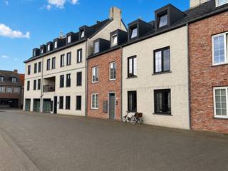 <strong>Recent appartement met 2 slaapkamers, terras en ondergrondse autostaanplaats.</strong><br /><br />Dit instapklare appartement is zeer goed gelegen op enkele stappen van het marktplein van Beerse.<br /><br />Het appartement is gelegen op de eerste verdieping, bereikbaar met een lift en omvat een leefruimte met open keuken en aansluitend een terras, een berging, een inkomhal, een afzonderlijk toilet, een badkamer en 2 slaapkamers. <br /><br />Tevens zijn de ondergrondse autostaanplaats en ruime kelderberging inbegrepen in de huurprijs.