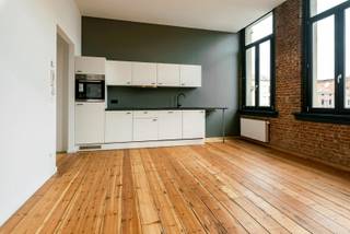 Knus en gezellig 1 –slaapkamer appartement op een centrale ligging!<br /><br />Onmiddellijk beschikbaar! <br /><br />De lichtrijke leefruimte is voorzien van een keuken met alle toestellen zoals oven, koelkast, keramisch kookplaat, dampkap en vaatwasser. De slaapkamer achteraan en tussenin de nieuwe badkamer met inloopdouche, lavabo en WC.<br /><br />De authentieke elementen zoals houten vloeren, hoge plafonds, sierschouw en grote raampartijen zijn behouden en geven het appartement een extra charmante uitstraling. <br />Lage maandelijkse kosten van € 105,00 voor het onderhoud van de gang en privé waterverbruik. Gas en elektriciteit met eigen meters. Overal dubbele beglazing. EPC waarde van 196 kWh.<br />Wees er snel bij en contacteer ons voor meer informatie.