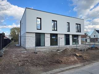 INDELING: * inkomhall met gastentoilet * bureel * grote leefruimte met keukenhoek  * ruime berg-/wasplaats * 3 ruime slaapkamers * grote badkamer met...