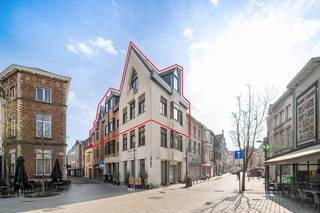 Uniek dakappartement in het centrum van Tienen, met uitzicht op de Grote Markt en maar liefst 299 m² bewoonbare oppervlakte.Het dakappartement  is...