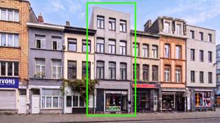 <p><span>Aantrekkelijke opbrengsteigendom bestaande uit een handelsruimte en 3 vergunde appartementen. Een interessante investering dankzij de combinatie van handel en residentieel vastgoed, met een mooie huidige huuropbrengst en bijkomend potentieel.</span></p><p><span>Het handelsgelijkvloers, huisnummer 234A, heeft een oppervlakte van ca. 59 m² en EPC-label C. De ruimte beschikt over een berging achteraan, een apart toilet en een afzonderlijke toegang. Huurprijs: €950/maand.</span></p><p><span>Op de 1ste verdieping bevindt zich een appartement van ca. 48 m² met 2 slaapkamers en EPC B (189 kWh/m²/jaar). Huurprijs: €700/maand.</span></p><p><span>Het appartement op de 2de verdieping beschikt over 1 slaapkamer, een dakterras en EPC B (184 kWh/m²/jaar). Huurprijs: €700/maand.</span></p><p><span>Op de 3de verdieping bevindt zich een appartement met 1 slaapkamer en EPC B (186 kWh/m²/jaar). Huurprijs: €550/maand.</span></p><p><span>Alle appartementen zijn vergund en beschikken over een eigen busnummer. Het gebouw heeft aparte meters voor gas, elektriciteit en water. Via de aparte inkom aan de rechterzijde is er toegang tot de appartementen en de kelder.</span></p><p><span>De bovenste verdieping dient grondig gerenoveerd te worden en biedt extra mogelijkheden. Meer info tijdens het plaatsbezoek.</span></p><p><span>Totale huur: €2.900/maand of €34.800/jaar. Bruto aanvangsrendement: ca. 6,34%.</span></p><p><span>Een veelzijdig pand met een aantrekkelijke huuropbrengst en bijkomend toekomstig potentieel.</span></p>