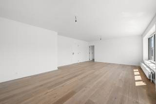 Dit totaal gerenoveerde appartement, centraal gelegen aan de Gentsesteenweg te Asse, combineert ruime leefvolumes met een hoogwaardige en hedendaagse afwerking. Dankzij de grondige renovatie is het appartement volledig instapklaar en vormt het een ideale woonst voor wie op zoek is naar comfort, ruimte en kwaliteit.

Bij het betreden van het appartement komt u terecht in de inkomhal, die toegang biedt tot een apart gastentoilet en de volledig vernieuwde badkamer. Aan de rustige achterzijde van het gebouw bevinden zich twee ruime slaapkamers, die dankzij hun ligging een aangename en rustige nachtomgeving bieden.

De absolute blikvanger is de royale leefruimte van maar liefst 35 m², waar voldoende plaats is voor zowel een volwaardige salon- als eetkameropstelling. Aansluitend bevindt zich de volledig vernieuwde keuken van circa 10 m², uitgerust met alle hedendaags comfort en afgewerkt met kwalitatieve materialen. De combinatie van de ruime leefruimte en moderne keuken zorgt voor een bijzonder aangename woonbeleving.

Het volledige appartement werd met veel aandacht voor detail gerenoveerd, waarbij gekozen werd voor hoogwaardige materialen en een tijdloze afwerking. Hierdoor kan de nieuwe eigenaar zonder verdere werken zijn intrek nemen.

Een belangrijke extra troef is de privatieve garage met sectionaalpoort, die bovendien reeds inbegrepen is in de verkoopprijs. Een comfortabel, volledig gerenoveerd appartement met twee ruime slaapkamers, royale leefruimte en eigen garage op een gunstige locatie in Asse.
Meer info of een bezoek: Michael@immoaccenta.be