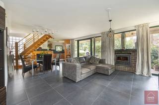 <h2>Charmante <strong>woning op 2.500 m² in het woonbos van Wildert</strong></h2>
<p>In het hart van het geliefde woonbos van Wildert bevindt zich deze superleuke, volledig onderkelderde woning op een prachtig perceel van <strong>2.500 m²</strong>. Een ideale thuis voor wie houdt van rust, natuur en een woning met karakter én potentieel.</p>
<h3><strong>Indeling & kenmerken</strong></h3>
<ul>
<li>
<p><strong>Volledig onderkelderd</strong> — extra bergruimte, hobbyruimte of praktijkmogelijkheden</p>
</li>
<li>
<p><strong>3 volwaardige slaapkamers</strong></p>
</li>
<li>
<p><strong>Centrale trap</strong> die alle verdiepingen elegant met elkaar verbindt</p>
</li>
<li>
<p><strong>Dressing</strong> aansluitend op de slaapkamers</p>
</li>
<li>
<p><strong>Badkamer met hoekbad</strong></p>
</li>
<li>
<p><strong>Carport</strong> naast de woning</p>
</li>
</ul>
<h3><strong>Ligging & perceel</strong></h3>
<p>Het perceel van 2.500 m² ligt midden in het groene woonbos van Wildert, een omgeving die bekend staat om haar rust, privacy en prachtige natuur. De tuin biedt tal van mogelijkheden: speelruimte, siertuin, moestuin, uitbreiding of gewoon genieten van de stilte en het bosrijke uitzicht.</p>
<h3><strong>Pluspunten</strong></h3>
<ul>
<li>
<p>Unieke ligging in het woonbos</p>
</li>
<li>
<p>Volledig onderkelderd — zeldzaam en bijzonder praktisch</p>
</li>
<li>
<p>Degelijke structuur en veel uitbreidingsmogelijkheden</p>
</li>
<li>
<p>Ideaal voor gezinnen, natuurliefhebbers of wie een woning zoekt met karakter</p>
</li>
<li>Mits functiewjziging onder voorwaarden permanente bewoning mogelijk.</li>
</ul>