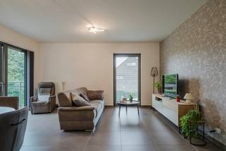 This cozy apartment in Heule excels in comfort and, as an extra bonus, has a beautiful, private garden.<br /><br />The apartment is currently set up as a nail salon. To give you a perfect picture of the space as a cozy dining and living space, the photos used are of the identical apartment above. The large cabinet in the living room is still being removed, and the black frame in the kitchen can also be removed as desired.<br /><br />The posted price includes the apartment, the garden and two aboveground parking spaces.<br /><br />You enter the bright living room with an open kitchen, which offers direct access to the terrace and garden. In addition, the apartment has a comfortable bedroom, a bathroom, a separate toilet and a practical laundry room. The apartment is equipped with air conditioning, fly screens and electric darkening that you can easily control remotely via your smartphone.<br /><br />Plan your visit quickly and contact Michelle:<br />0493 25 46 81<br />michelle.decoutere@dewaele.com<br /><br />Register of measures: no
