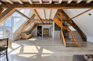 Welkom in de historische Dossin Kazerne in Mechelen!<br /><br />Dit uniek appartement combineert karaktervol erfgoed en authentieke elementen met hedendaags comfort. In het appartement zijn maar liefst 4 slaapkamers, 2 badkamers aanwezig en de mogelijkheid tot het inrichten van een volledig extra verdiep. Gelegen op een uitzonderlijke en centrale locatie op wandelafstand van het centrum van Mechelen, en kortbij de ring.<br /><br />Het appartement beschikt over een grote inkom met gastentoilet, dat uitgeeft op de zeer ruime en gezellige leefruimte. Hier zie je de authentieke elementen en houten draagstructuur wat voor een enorm charme niveau zorgt. De keuken sluit hier netjes op aan en is zojuist gemoderniseerd. Naast de keuken tref je een handige berging en wasplaats. In de woonkamer is ook een dakkapel met terras. (uitzicht op de Sint-Rombouts)<br /><br />Er zijn op het eerste niveau 3 zeer ruime slaapkamers aanwezig, waarvan één met en-suite badkamer én een sauna! Verder is er nog een 2de gemeenschappelijke badkamer op de gang. Het complex heeft een fietsenberging, en 3 vrije staanplaatsen voor bewoners.<br /><br />Boven de woonkamer bevindt zich de 'mesanine', waar je de laatste slaapkamer terugvindt en bovendien een volledig verdiep dat nog kan ingericht worden als extra woonkamer/slaapkamer/hobbyruimte/... Het appartement is ook energiezuinig met een EPC score B!<br /><br />Kortom, dit is een zeldzame opportuniteit voor wie op zoek is naar ruimte, historisch karakter en een uitstekende ligging in hartje Mechelen!