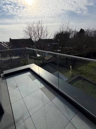 In het gezellige Elversele bieden wij u dit recent duplex appartement aan.Gelegen op de 2e verdieping met inkomhal, apart toilet met lavabo, ruime...