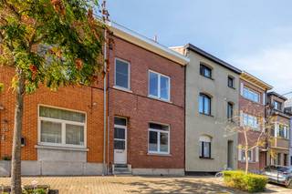 immo DAVID stelt u graag deze charmante tweegevelwoning voor, gelegen in een zeer gegeerde wijk van Aalst. Deze woning combineert een praktische ligging en biedt bovendien heel wat mogelijkheden voor wie op zoek is naar een woning met potentieel. Via de inkomhal komt u terecht in de ruime woonkamer van 26 m², die aansluit op de keuken. Op deze verdieping bevindt zich tevens de badkamer. Op de eerste verdieping bevinden zich twee ruime slaapkamers van respectievelijk 20 m² en 13 m². Een absolute troef van deze woning is de ruime zolderverdieping van maar liefst 29 m², bereikbaar via een vaste trap. Deze polyvalente ruimte biedt tal van mogelijkheden en kan volledig naar eigen wens worden ingericht, bijvoorbeeld als master bedroom, extra slaapkamer, bureau, hobbyruimte of zelfs met een bijkomende badkamer. Verder beschikt de woning over een praktische bergkelder en een aangename west gerichte tuin met terras zonder inkijk. Er is parkeermogelijkheid voorzien voor bewoners. Ook de ligging is een belangrijke troef. U bevindt zich op korte afstand van verschillende voorzieningen, belangrijke verbindingswegen en het centrum van Aalst: station Aalst op 1 km, bushalte 400 m, dichtstbijzijnde school 350 m, twee zienhuizen op 1,3 km en 1,4 km, winkels op 280 m; horeca op 320 m en autostrade E40 4,5 km. Kortom: een karaktervolle woning met ruimte, tuin en vooral heel wat potentieel, gelegen op een uitstekende locatie in Aalst. Een ideale opportuniteit voor wie de woning verder naar eigen smaak wil renoveren en inrichten.