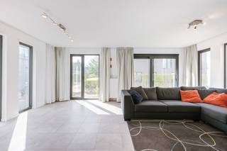 Op de Frans van Ryhovelaan 57 in Gent bevindt zich dit gelijkvloers appartement van 92 m², gebouwd in 2019, met twee slaapkamers, twee badkamers en een aangename privatieve tuin van 20 m² met aansluitend terras van 6 m². <br /><br />De ruime woonkamer geniet van veel natuurlijke lichtinval en sluit mooi aan op de moderne keuken. Het appartement maakt deel uit van een moderne woonsite met nieuwbouwprojecten en groene binnentuinen, wat zorgt voor een aangename woonomgeving. Bovendien ligt het op korte afstand van het centrum van Gent, met winkels, openbaar vervoer en andere voorzieningen in de buurt. <br /><br />Ook op vlak van comfort en bergruimte zijn er heel wat troeven. De ondergrondse autostaanplaats is verplicht mee aan te kopen. Daarnaast beschikt het appartement over een afzonderlijke berging en een afgesloten fietsenberging met plaats voor drie fietsen. Met een EPC-label A en zonnepanelen met omvormer beschikt het appartement bovendien over een gunstig energetisch profiel. <br /><br />De combinatie van de moderne bouwstijl, de lichtrijke leefruimte, de privatieve buitenruimte en de centrale ligging maakt dit een interessante opportuniteit op de Gentse vastgoedmarkt. <br /><br />Vraagprijs appartement: € 349.000<br />Verplichte aankoop ondergrondse autostaanplaats: € 20.000<br />Totale aankoopprijs: € 369.000<br /><br />Plan uw bezoek via Jarno op 0473 28 42 26 of via jarno@vicusvastgoed.be.