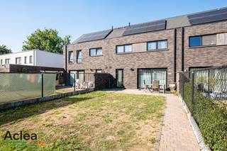 Op zoek naar een energiezuinige, recente woning in een rustige, kindvriendelijke buurt én toch dicht bij het bruisende centrum van Eeklo? Dan is deze prachtige gezinswoning in de Linnenstraat precies wat u zoekt! Deze BEN-woning van bouwjaar 2020 combineert hedendaags wooncomfort met een uitstekende ligging. Dankzij de duurzame bouw en de energiezuinige installaties geniet u hier van een lage energiefactuur en een optimaal wooncomfort.<br /><br />Binnenin wordt u verwelkomd door een lichtrijke leefruimte met een open ingerichte keuken met eiland. Op de eerste verdieping bevinden zich 3 ruime slaapkamers en een stijlvolle badkamer. Via de vaste trap bereikt u de praktische zolder, die zich perfect leent als extra hobbyruimte, bureau of vierde slaapkamer.<br /><br />Buiten is het volop genieten in de zuidgerichte tuin met aangelegd terras, waar u de hele dag door kan profiteren van de zon. De aparte garage biedt extra berg- en parkeermogelijkheid.<br /><br />Indeling als volgt:<br />- inkomhal met vestiaire<br />- gastentoilet<br />- lichtrijke leefruimte<br />- open ingerichte keuken met eiland<br />- praktische berging/wasplaats<br />- nachthal<br />- 3 volwaardige slaapkamers<br />- apart toilet boven<br />- badkamer met ligbad, douche en badkamermeubel<br />- ruime zolder met vaste trap<br />- zuid gerichte tuin met terras<br />- aparte garage<br /><br />De woning is momenteel verhuurd, wat ze ook interessant maakt als investeringsvastgoed.<br /><br />Kom deze woning snel ontdekken en maak uw afspraak!<br />09/377 31 77