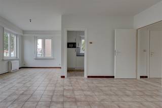 Cet appartement à louer au deuxième étage est situé dans un quartier calme à proximité du parc naturel d'Eden. L'accès facile au centre d'Anvers,...