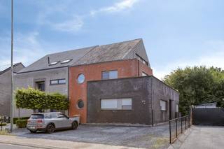 Bent u op zoek naar een instapklare en ruime woonst met alle comfort en voorzieningen binnen handbereik? Dan is dit duplexappartement aan de Oude...