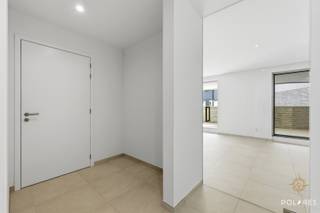 Plan uw bezoek via www.polares.eu.Op de eerste verdieping, zowel bereikbaar met de lift als met de trap, van deze nieuwe residentie kan je dit...