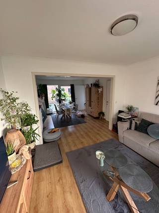Deze instapklare half open woning in de Koningin Astridlaan te Harelbeke combineert verschillende toegangen, grote garage van 35m2 met uitgang en een rustige ligging met een uitstekende bereikbaarheid. Centrum, station, winkels en recreatiedomein De Gavers bevinden zich vlakbij. De woning beschikt over een gunstig EPC-label C, een nieuwe condensatieketel en een volledig vernieuwde en gekeurde elektrische installatie. Extra troeven zijn de tuin, garage, ruime toegang langs de woning én de tweede toegang via de achterzijde, wat bijkomende mogelijkheden biedt voor parking of extra garageruimte. Een instapklare woning met verrassend veel potentieel op een bijzonder praktische locatie.