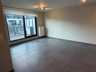 <p><span>ENERGIEZUINIG, KWALITATIEF EN LUMINEUS APPARTEMENT MET 2 SLAAPKAMERS, GROOT ZUID-GEORIËNTEERD TERRAS 18M² EN BUITEN-AUTOSTAANPLAATS.</span></p><p><span>1ste verdieping met lift - ligging in een mooie residentie nabij centrum, station en Dorpshart met vlotte bereikbaarheid via N16, A12 en N17</span></p><p><span> </span></p><p><span>Inkomhal / wc met handwas / living met eetplaats en super-ingerichte open keuken (totale opp.: 24m²) met toegang tot groot zuid-georiënteerd terras (18m²) / berging met was- en stookplaats / 2 slaapkamers (3,4 x 3,2m; 2,8 x 2,8m) / badkamer met wastafel en inloopdouche.</span></p><p><span>Buiten-autostaanplaats op parking achter gebouw / gemeenschappelijke fietsenberging.</span></p><p><span> </span></p><p><span>Appartement is voorzien van lichtarmaturen en raamdecoratie.</span></p><p><span> </span></p><p><span>Lasten: € 75 / maand.</span></p><p><span> </span></p><p><span>Appartement is bewoonbaar door maximaal 3 personen.</span></p><p><span> </span></p><p><span> </span></p><p><span> </span></p>
