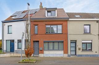 Immo Pické biedt u deze goed gelegen eengezinswoning aan, gelegen in de onmiddellijke omgeving van alle faciliteiten, scholen, winkels,...