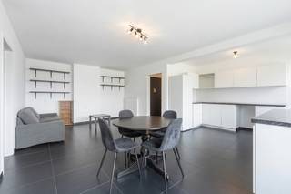 <p>[[ DIT PAND NEEMT DEEL AAN DE ERA OPEN HUIZEN DAG OP 19/9 VAN 11:00 TOT 12:00 ]]</p>

<p><strong>Op zoek naar een ruim en lichtrijk appartement met 3 slaapkamers, een terras én een uitstekende ligging? Dit is misschien wel uw nieuwe thuis!</strong></p>

<p>Dit appartement op de 2de verdieping bevindt zich in het centrum van Liedekerke, op wandelafstand van winkels, scholen en openbaar vervoer en met <span>het station </span>vlakbij. Dankzij de vlotte verbinding zijn ook Aalst, Ninove en Brussel gemakkelijk bereikbaar, ideaal voor wie graag alles dichtbij heeft.</p>

<p>Via de inkomhal kom je in de ruime, lichtrijke leefruimte met open keuken. De grote raampartijen zorgen voor een aangename lichtinval en geven rechtstreeks toegang tot het terras. Verder zijn er een gastentoilet, een badkamer met ligbad en 3 slaapkamers. Een praktische kelderberging zorgt tot slot voor extra opbergruimte.</p>

<p>De conforme elektrische installatie is een extra troef. Daarnaast biedt het plaatsen van een condensatieketel de mogelijkheid om het EPC-label te verbeteren naar label C.</p>

<p><strong>Zie jij jezelf hier wonen? Contacteer ons vandaag nog en plan een bezoek aan dit appartement in Liedekerke!</strong></p>