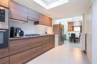 In het pittoresk dorp Oostvleteren, nabij kleinhandel, bank, restaurant, brouwerij de Struise Brouwers, dierenpark de Zonnegloed en de N8...