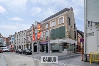 <p><span>INTERESSANT HANDELSPAND MET MOGELIJKHEDEN</span></p><p><span> </span></p><p><span>In het centrum van Sint-Truiden bevindt zich dit veelzijdige handelspand met interessante ontwikkelingsmogelijkheden. Op het gelijkvloers is er een ruime handelsruimte aanwezig, ideaal voor diverse commerciële invullingen. </span></p><p><span> </span></p><p><span>De bovenliggende verdiepingen bieden de mogelijkheid om twee appartementen te creëren. Dit maakt het pand bijzonder aantrekkelijk voor wie wonen en werken wil combineren, of op zoek is naar een investering met zowel commerciële als residentiële opbrengst.</span></p><p><span> </span></p><p><span>Dankzij de centrale ligging geniet het pand van een goede zichtbaarheid en een vlotte bereikbaarheid, met heel wat passage in de directe omgeving. Dit zorgt voor een sterke commerciële meerwaarde en toekomstgericht potentieel.</span></p><p><span> </span></p><p><span>Hoewel er reeds vergunde plannen zijn voor een horecazaak op het gelijkvloers en twee appartementen op de verdiepingen, leent het pand zich dankzij zijn indeling en ligging ook uitstekend voor andere commerciële bestemmingen.</span></p><p><span> </span></p><p><span>Een ideale opportuniteit voor investeerders of ondernemers die op zoek zijn naar een pand met meerdere gebruiksmogelijkheden in het hart van de stad.</span></p><p><span> </span></p><p><span>Ontdek zelf de mogelijkheden van dit veelzijdige pand. Contacteer ons voor meer informatie, de vergunde plannen of een bezoek ter plaatse. </span></p><p><span><span>info@canius.com</span></span><span> - 011 36 24 24.</span></p><p><span> </span></p><p><span>De vermelde oppervlaktes zijn slechts een indicatie. Canius Real Estate kan niet verantwoordelijk gesteld worden voor de juistheid van de door zijn verstrekte gegevens.</span></p><p><span> </span></p>