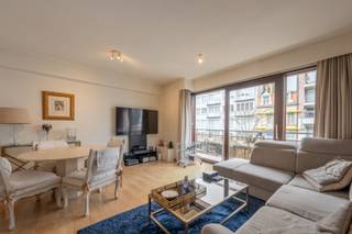 <u><strong>Residentie Daly Jean</strong></u><br /><br />Op de tweede verdieping van een centraal gelegen residentie bevindt zich dit aangenaam 1‑slaapkamerappartement met een praktische indeling en een mooi open zicht op de Lippenslaan.<br />De woonkamer geniet van veel natuurlijk licht en geeft uit op een smal terras aan de voorzijde, ideaal om even buiten te zitten en het levendige straatbeeld mee te pikken. In de inkomhal bevinden zich een apart toilet en een badkamer met bad en enkele lavabo.<br /><br />Achteraan ligt de volwaardige slaapkamer, rustig gelegen en ruim genoeg voor een comfortabel tweepersoonsbed en extra opbergmogelijkheden.<br /><br />Het appartement is momenteel verhuurd, wat het ook interessant maakt voor wie op zoek is naar een opbrengsteigendom.<br /><br />Interesse in deze opportuniteit op toplocatie? Contacteer ons voor meer informatie of een bezoek.<br /><br /><strong>Ref: A736</strong>