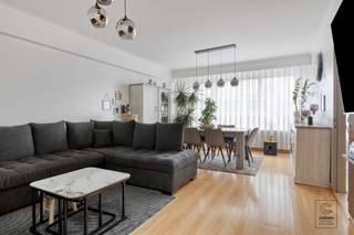<p>Instapklaar appartement van 88 m² met twee slaapkamers, gelegen op de derde verdieping te Deurne! Dit verzorgde appartement verwelkomt u via een ruime inkomhal met ingemaakte vestiairekast en een apart gastentoilet. Vanuit de inkomhal heeft u toegang tot de verschillende ruimtes, waaronder de lichtrijke en aangename leefruimte die dankzij de grote raampartijen geniet van veel natuurlijke lichtinval. Aansluitend bevindt zich de volledig geïnstalleerde keuken, uitgerust met een oven, koelkast, gaskookvuur, dampkap, vaatwasser, lavabo en tal van ingemaakte kasten, wat zorgt voor optimaal comfort en voldoende opbergruimte. Het appartement beschikt over twee ruime slaapkamers, waarvan één directe toegang biedt tot het balkon. De badkamer is praktisch ingericht met een lavabomeubel en een bad met douchefunctie. Tot slot is er een handige berging met aansluiting voor wasmachine en droogkast.<br /><br />Extra:<br />- EPC-klasse B (GEEN renovatieverplichting!), AREI = conform!<br />- Kelderberging inbegrepen<br />- Gemeenschappelijke kost € 269/maand - inclusief water, verwarming, syndicuskost, nutsvoorzieningen gemeenschappelijke ruimtes, ...<br />- Dak werd reeds vernieuwd!<br />- Watertoets: P-score A, G-score A. Niet gelegen in mogelijks of overstromingsgevoelig gebied, niet gelegen in afgebakend overstromingsgebied of afgebakende oeverzone, niet gelegen in risicozone overstromingen <br />- Wg, Gvkr, verdere stedenbouwkundige informatie in aanvraag. <br /><br />Nabij school, winkels, autosnelweg, openbaar vervoer, etc. Voor meer info ga naar www.coenenvastgoed.be of bel 03/375.82.92</p>