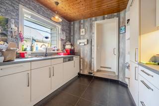 Deze woning is gelegen in het hartje van Moorslede, vlakbij de gezellige markt en talrijke winkels.<br />De woning heeft momenteel 3 slaapkamers en mogelijkheid tot 4de slaapkamer op de zolder. <br /><br />De indeling van de woning is als volgt:<br /><br />Op het gelijkvloers:<br />- Inkomhal met gastentoilet,<br />- Lichtrijke living,<br />- Geïnstalleerde keuken,<br />- Badkamer<br />- Berging,<br />- Terras en grote tuin.<br /><br />Op de verdieping:<br />- 3 ruime slaapkamers<br /><br />Zolder via vaste trap<br />Kelder<br /><br /><br /><br />Plan snel uw bezoek in via www.albert.immo of bel naar Angelique op 0484/74 25 68.