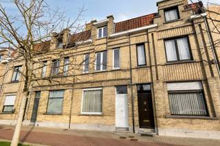 <span><span>Op een unieke locatie aan de rand van het historische centrum van Ieper bevindt zich deze gezellige woning met een prachtig uitzicht op de waterloop. Dankzij haar centrale ligging geniet u van alle stadsvoorzieningen op wandelafstand, terwijl u thuis tot rust komt met zicht op de ruime tuin.<br /><br />Bij het betreden van de woning komt u in de inkomhal, die toegang biedt tot de lichtrijke <strong>leefruimte</strong>. Grote raampartijen zorgen voor een aangename sfeer en een mooi uitzicht op de tuin. Aansluitend vindt u de <strong>keuken</strong>, die verbonden is met de <strong>badkamer</strong>, uitgerust met lavabo, douche en ligbad, evenals een afzonderlijk <strong>gastentoilet</strong>.<br /><br />Op de eerste verdieping bevinden zich <strong>twee volwaardige en ruime slaapkamers</strong>, aangevuld met een apart toilet. De tweede verdieping herbergt een <strong>derde slaapkamer</strong> en een praktische berging, ideaal als extra opslagruimte of hobbykamer.<br /><br />Voor de woning zijn bovendien voldoende parkeermogelijkheden aanwezig.<br /><br />Bent u op zoek naar een sfeervolle woning met karakter, een mooie buitenruimte en een topligging in het centrum van Ieper? Dan is deze eigendom zeker een bezoek waard.<br /><br />Neem gerust contact op met ons kantoor voor meer informatie of een bezichtiging.</span></span>