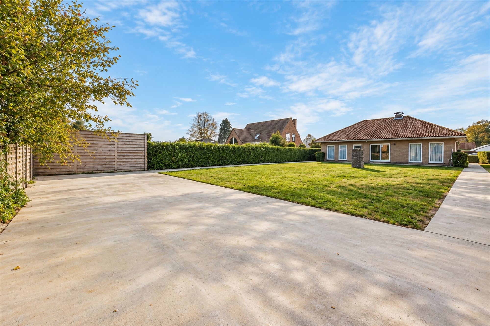 Ruime gelijkvloerse villa met garage en grote tuin - foto 4