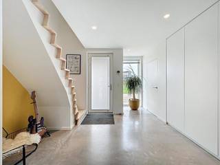 <p>Kwalitatief afgewerkte woning in de rustige en kindvriendelijke woonwijk<span> </span><em>Baanhof</em>.<br />De woning omvat een inkomhal met vestiaire en gastentoilet, een gezellige leefruimte met eet- en zithoek en TV-wand met gashaard, een volledig uitgeruste halfopen keuken met eetplaats, een garage met sectionale poort en geïntegreerde wasplaats, én een aangelegde zuidgerichte tuin met zonneterrassen, tuinberging en achteruitweg via een poortje.</p>
<p>Op de eerste verdieping bevinden zich 3 volwaardige slaapkamers, een dressing, een prachtige badkamer (inloopdouche, ligbad, dubbele wastafel en toilet) en een trapluik naar de geïsoleerde zolder, die mits het plaatsen van een vaste trap kan omgevormd worden tot een 4de slaapkamer.</p>
<p><b>Extra troeven:</b></p>
<ul>
<li>
<p>Energiezuinig (Label A)</p>
</li>
<li>
<p>25 zonnepanelen (6750 Wp)</p>
</li>
<li>
<p>Conforme elektriciteitskeuring</p>
</li>
<li>
<p>Vloerverwarming via warmtepomp</p>
</li>
<li>
<p>Airco beneden en in elke slaapkamer</p>
</li>
<li>
<p>Zonnescreens</p>
</li>
<li>
<p>Vlotte verbinding naar scholen, winkels, openbaar vervoer en de E40</p>
</li>
<li>
<p>Instapklaar en volledig geschilderd</p>
</li>
</ul>
<p>Deze woning is te koop ZONDER makelaar via het concept van<b> <span>Smart Houses!</span></b><span> </span>Wenst U verdere inlichtingen of bezoek? Contacteer rechtstreeks de eigenaar via <b><span>0497/61.60.96</span></b></p>
<p></p>