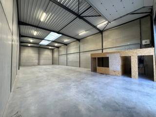 <p>Deze loods/KMO-unit is gelegen te Heule (Kortrijk) – Businesspark “Boxx” op enkele min. van de R8 en met een vlotte verbinding via autosnelweg naar GENT-ROESELARE-BRUGGE. Kortom deze unit geniet een unieke locatie en uitstraling en is bestemd voor allerhande ambachten, productie, opslag, …</p>
<p>Algemene info:<br />– opp. loods: 292 m²; breedte loods: +/- 10,5 m &amp; lengte loods: +/- 27,5 m<br />– LED-verlichting<br />– ruime sectionale inrijpoort + aparte toegangsdeur aanwezig (hoogte inrijpoort: 4,5 m &amp; breedte: 4 m)<br />– drijfkracht aanwezig + watertoevoer (regenput) + toevoer aardgas<br />– polybetonvloer + lichtstraat aanwezig<br />– hoogte muren loods: +/- 6m<br />– 2 parkeerplaatsen aanwezig voor de loods<br />– houtconstructie aanwezig voor inrichting bureel &amp; toilet</p>
<p>Indien u meer info of een bezoek wenst, contacteer Immo-deal bv: 0486 72 70 73.</p>