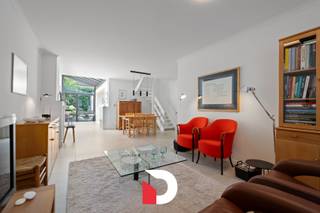 Welkom in deze lichtrijke en instapklare woning, ideaal gelegen op wandelafstand van het centrum van Brugge. Scholen, supermarkten, openbaar...